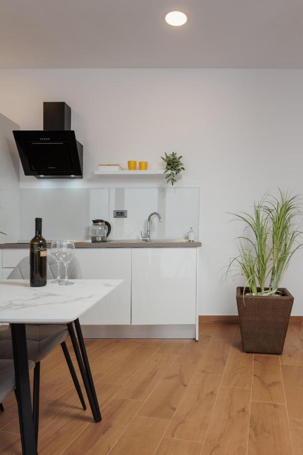Terra 5 Deluxe Apartment On The Ground Floor With Private Parking غييكا المظهر الخارجي الصورة