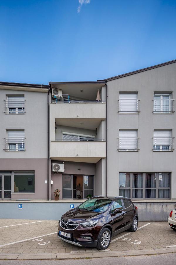 Terra 5 Deluxe Apartment On The Ground Floor With Private Parking غييكا المظهر الخارجي الصورة